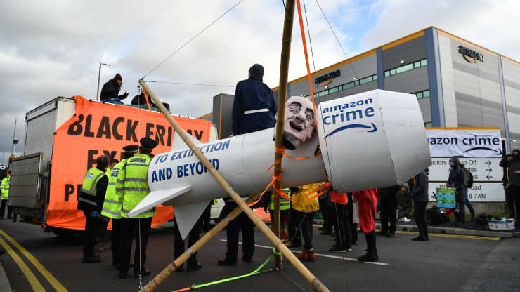 抗議組織封鎖亞馬遜倉庫，黑五網一包裹運輸將受影響